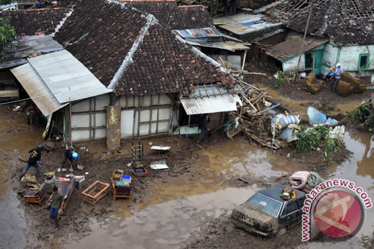 Death toll of Garut flash flood up to 30