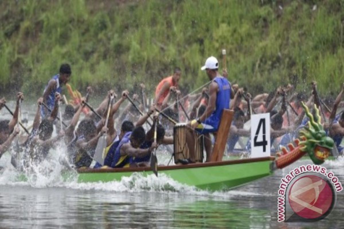 Perunggu Untuk Kalteng di Cabang Dayung Perahu Naga