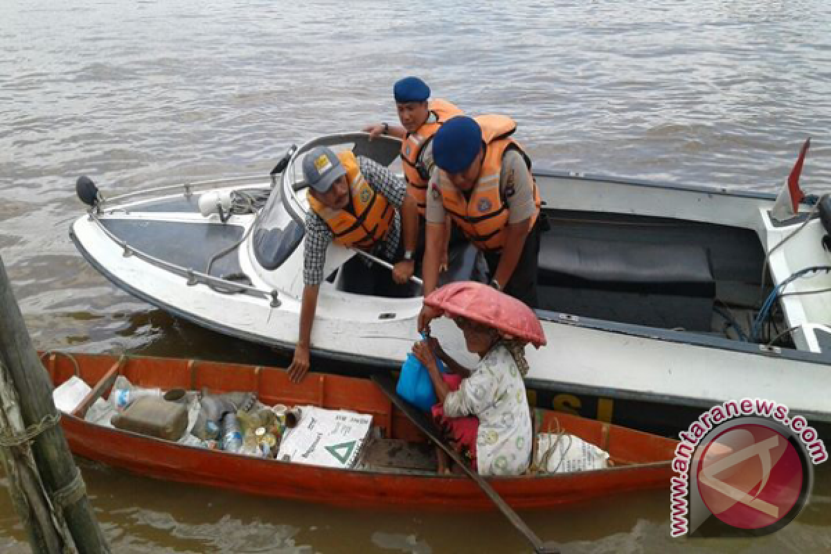 Satpolair Bagi Sembako Kepada Pemulung  Sungai