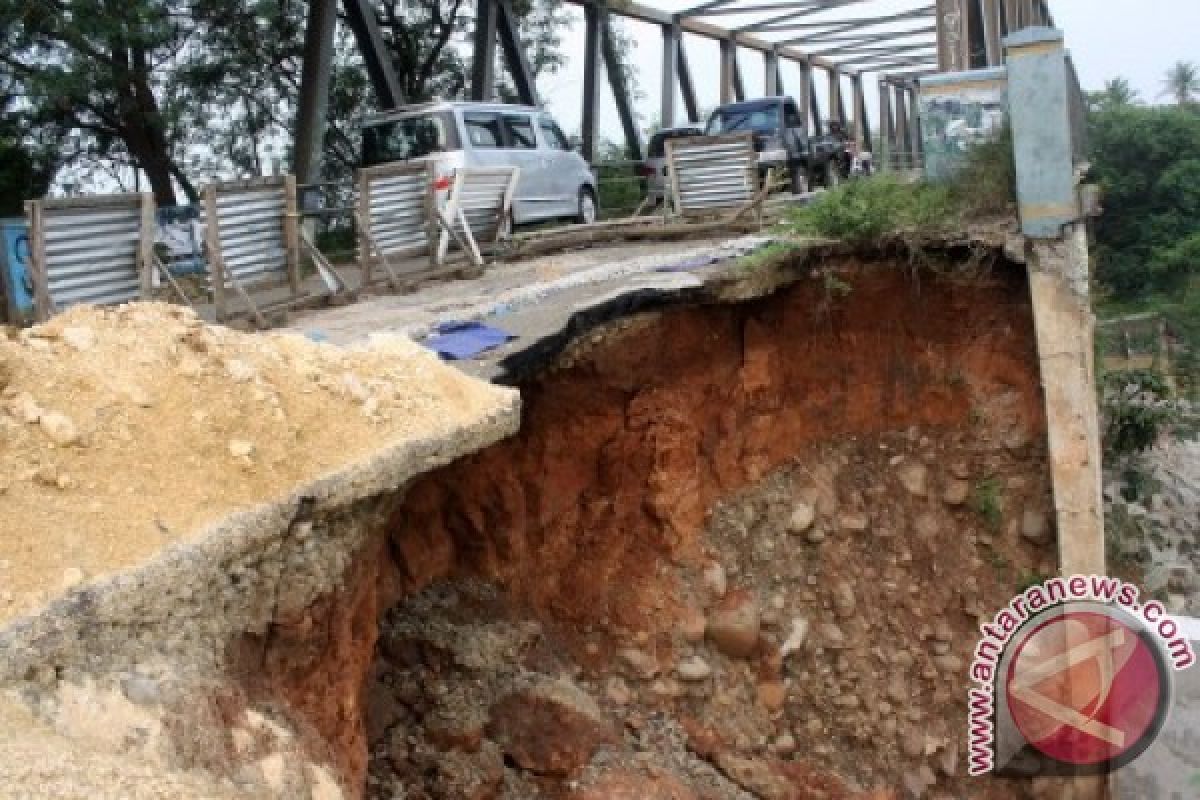 Warga Keluhkan Perbaikan Jembatan Cipamingkis Bekasi Belum Selesai