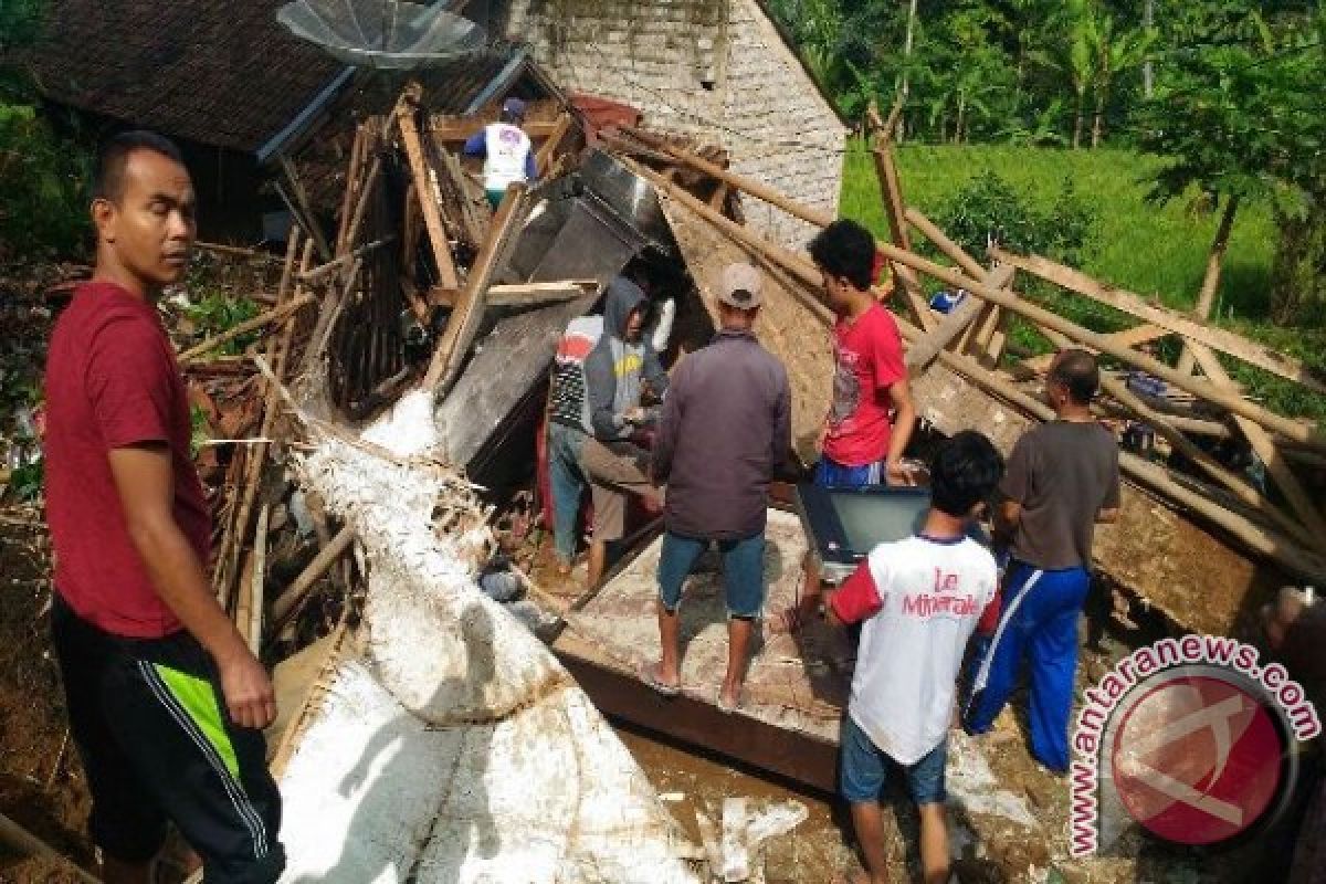 Satu Rumah Di Sukabumi Tertimbun Longsor