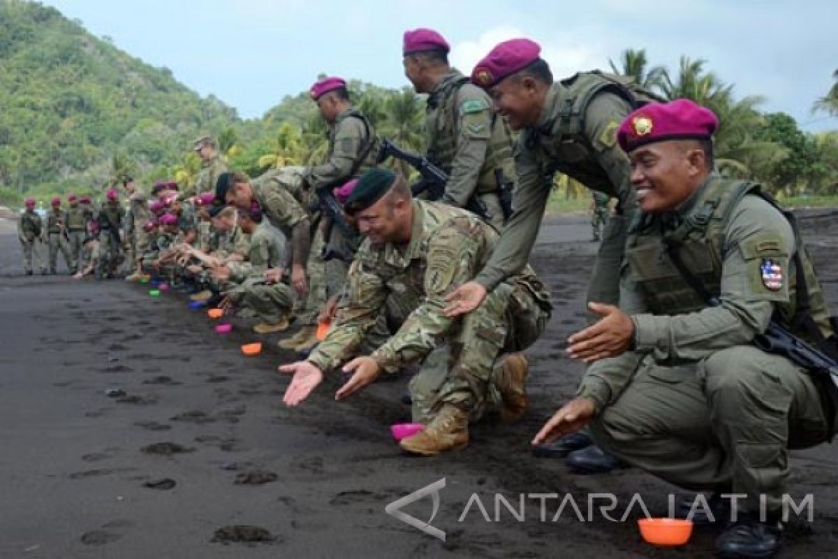 Marinir-Prajurit AS Lepas Tukik di Banyuwangi 