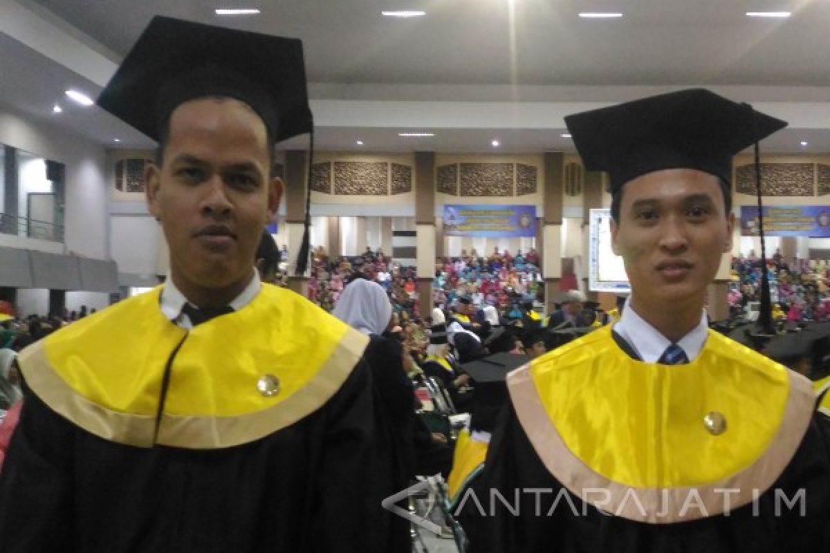 UB Wisuda Dua Mahasiswa Difabel Angkatan Pertama