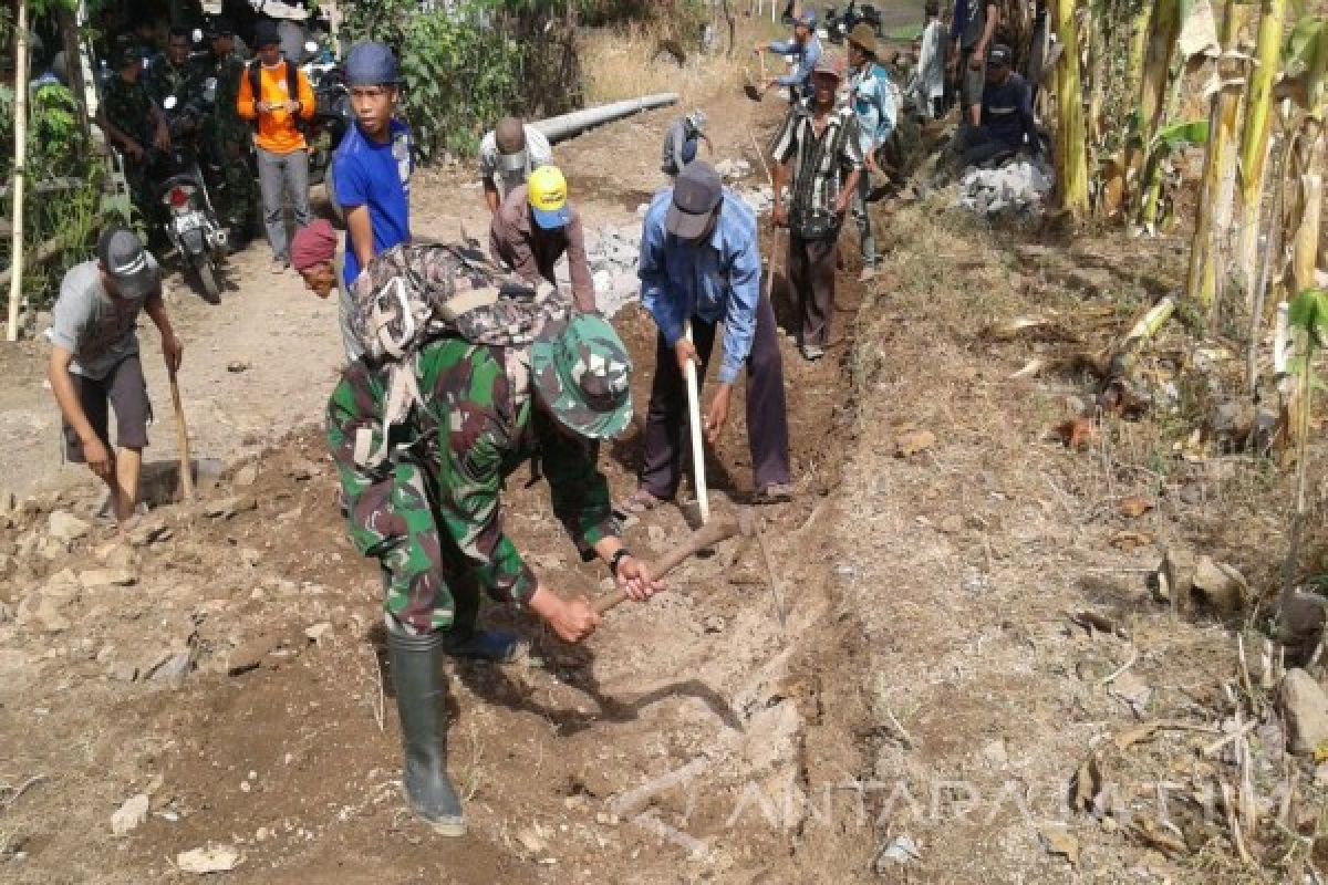 BPBD Bondowoso Suplai Air Bersih Untuk Kegiatan TMMD