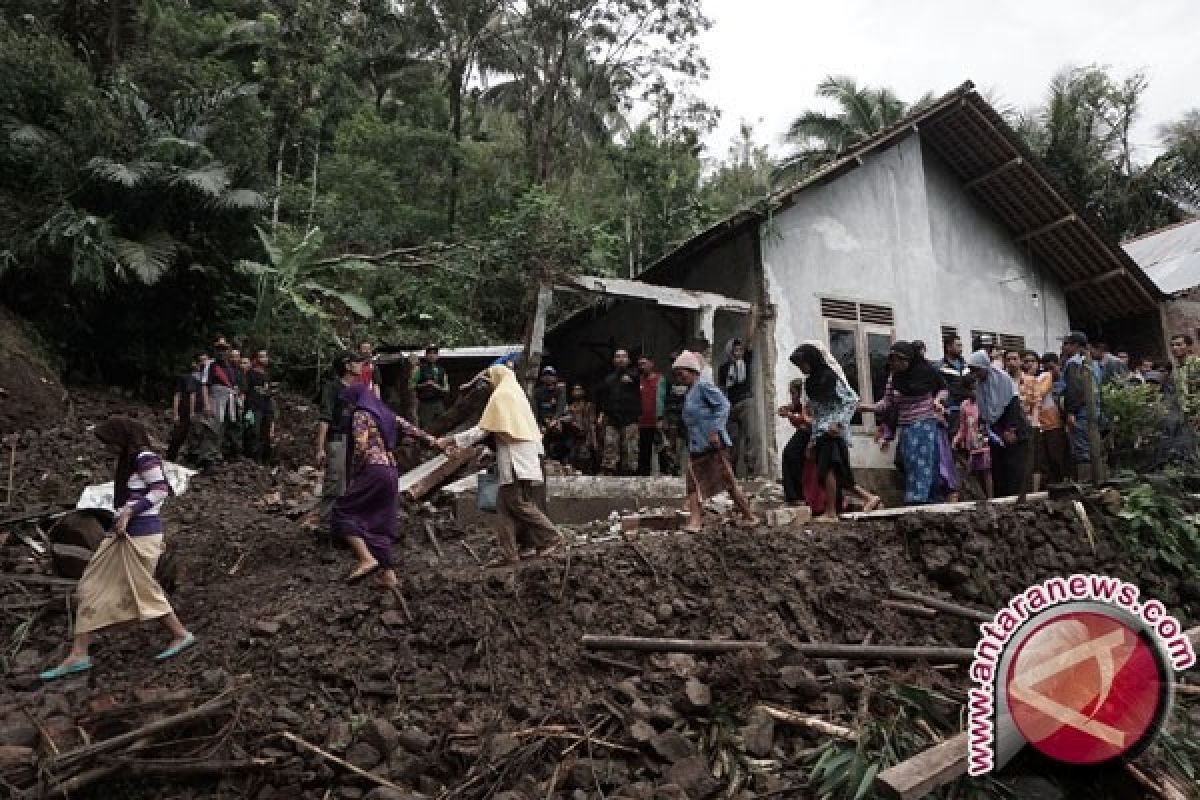 Ratusan Warga Malaya Banjarnegara Mengungsi Akibat Longsor
