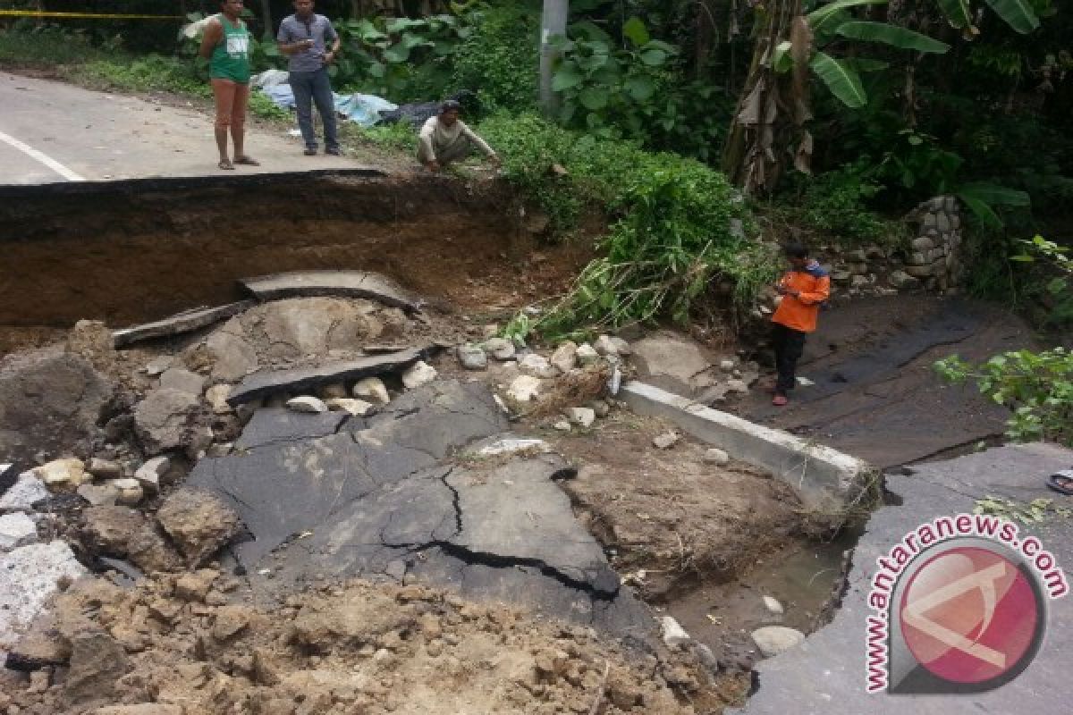 Jembatan di Lombok Barat Putus Diterjang Air