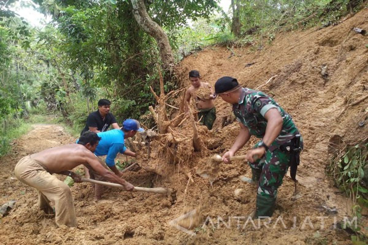 Hujan Deras Sebabkan Tebing Longsor di Pamekasan