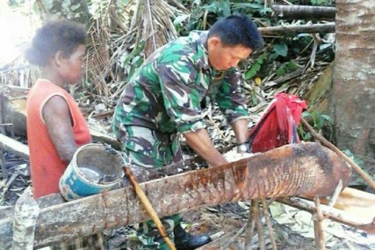 Prajurit TNI bantu warga Supiori buat sagu