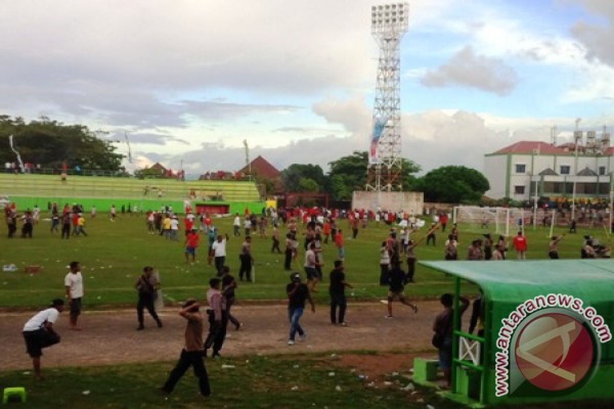 Laga Persiter Vs Persikota Dihentikan Akibat Ricuh