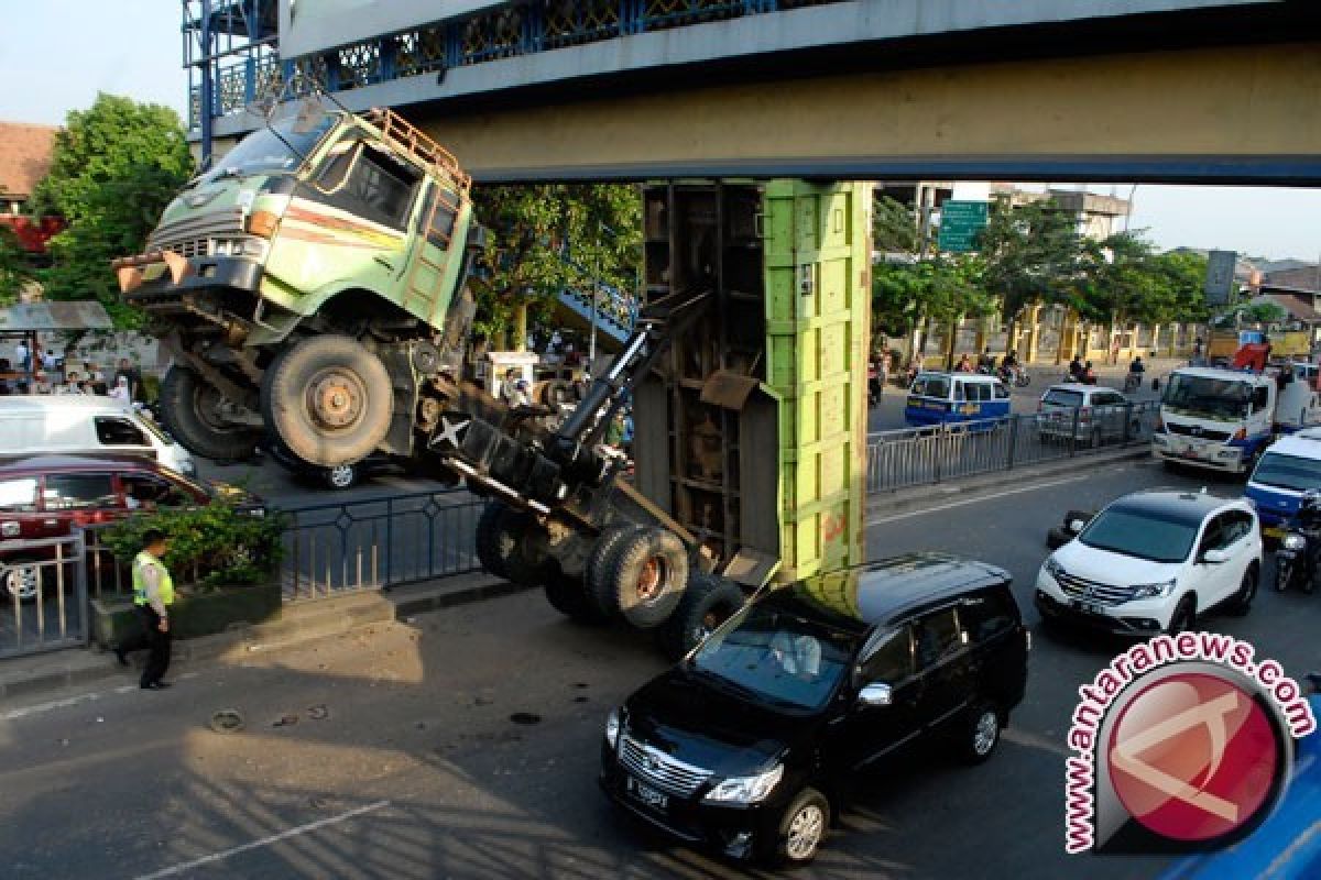 Papan Reklame Jangan Sampai Bahayakan Keselamatan Penyeberang Jembatan