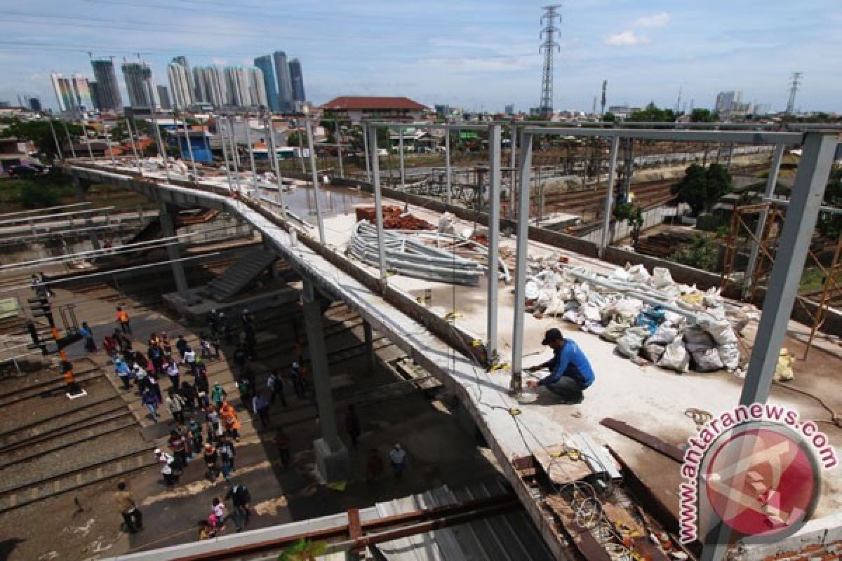 Rusak berat, jembatan penyeberangan di Jaktim akan dibongkar