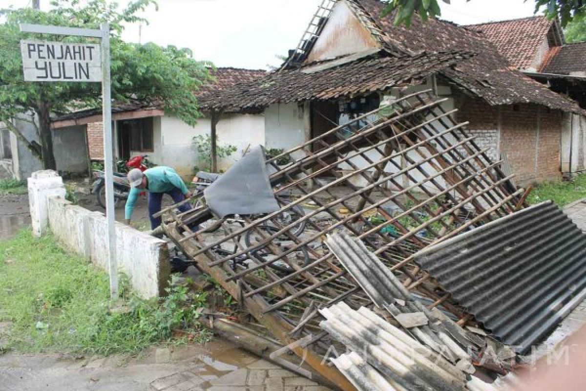 Puting Beliung Rusak Puluhan Rumah di Tulungagung