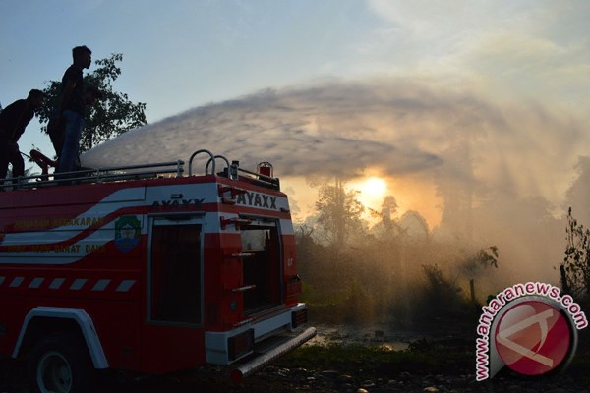 Petugas terus padamkan lahan gambut di Abdya