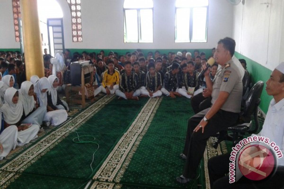 Polisi Mengajar Khusus Bawakan Materi Tentang Narkoba