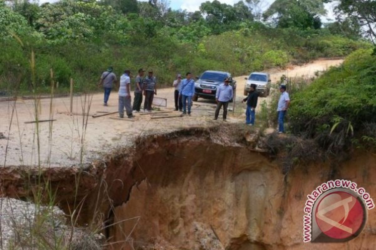 Jalan Kawasan Simpang Benangin Longsor, Bupati Barut Langsung Cek