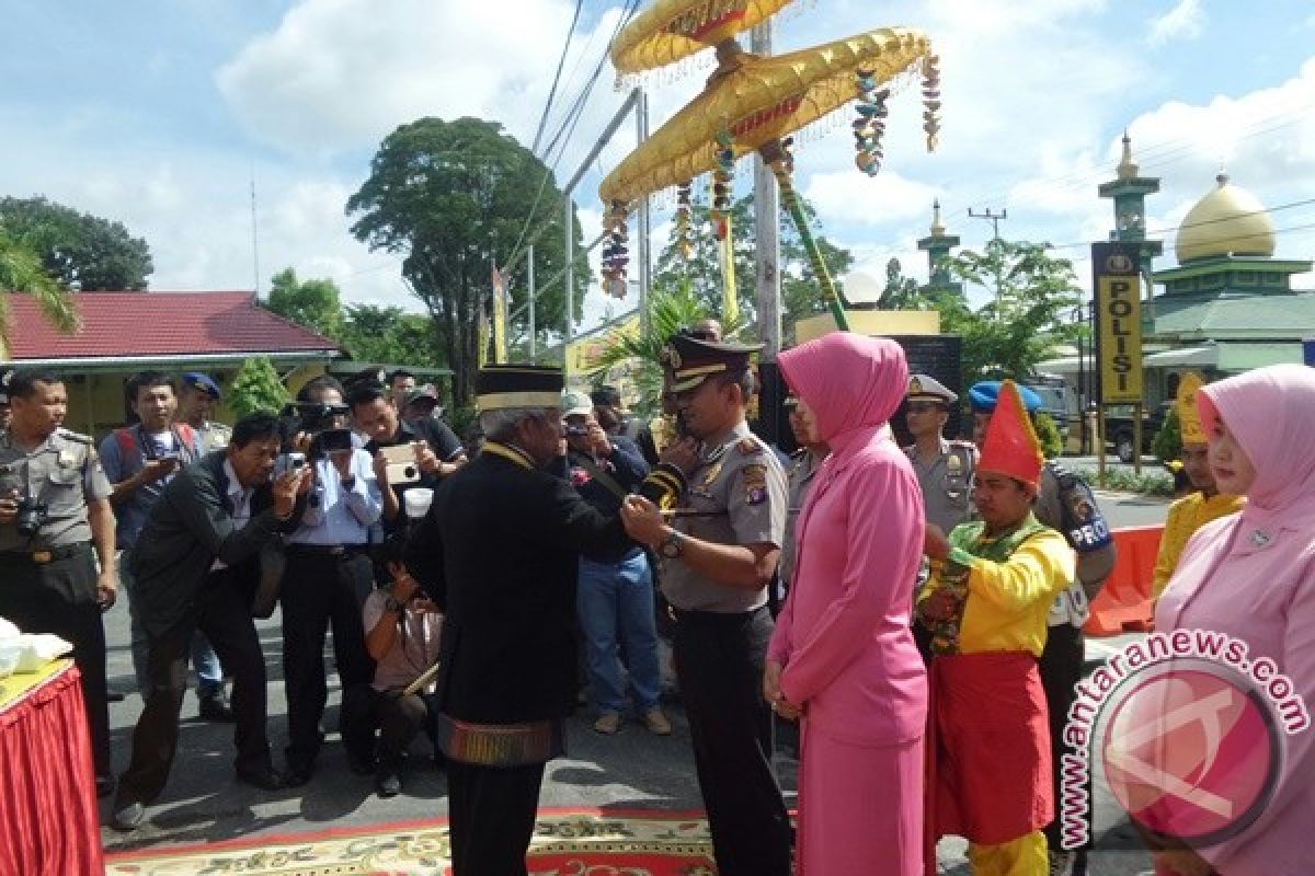 Pergantian Kapolres Kotawaringin Barat Dengan Prosesi Adat Kesultanan