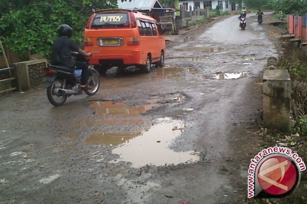 Jalan di Deliserdang Rusak Parah