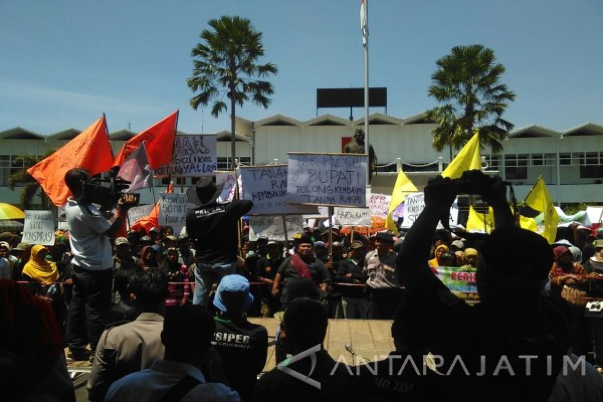 Ratusan Petani Jember Tuntut Redistribusi Tanah Sengketa