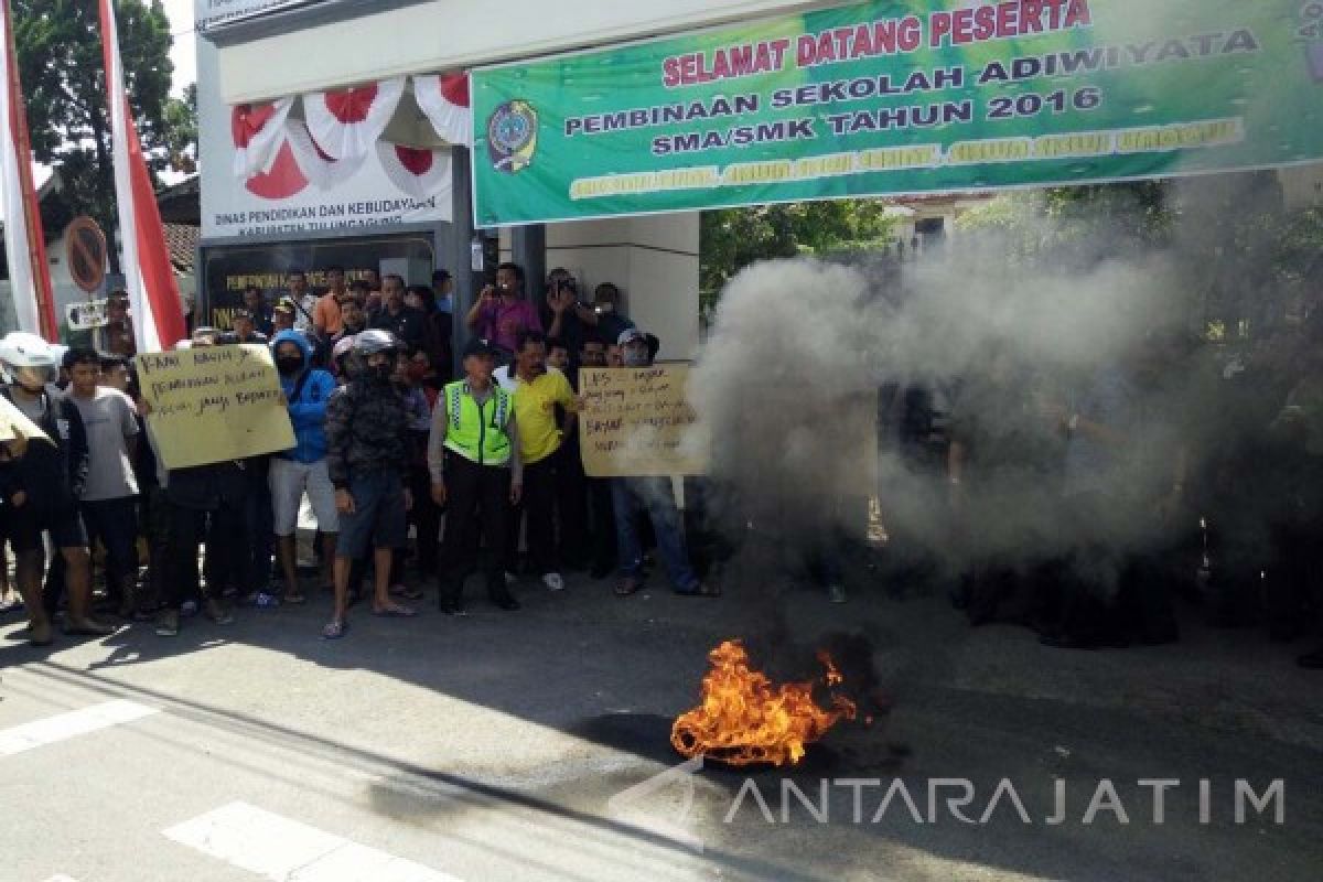 Aktivis Bakar Ban di Kantor Dindik Tulungagung