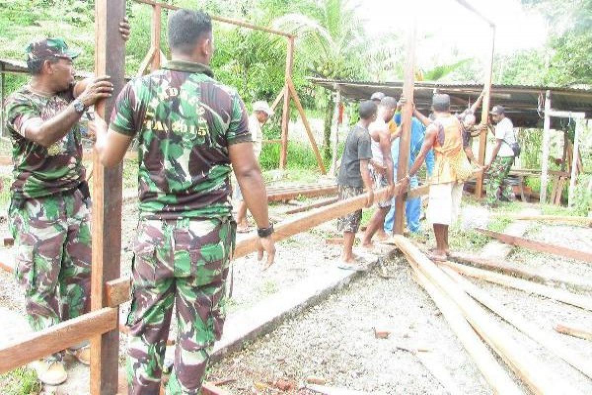 Prajurit TNI bantu bangun rumah warga Kampung Sarapambai