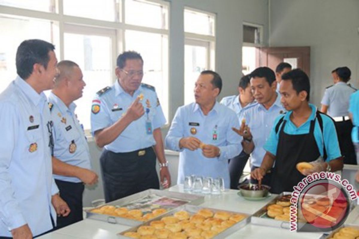 Cicipi Donat Pabrik Roti LAPAS Banjarmasin 