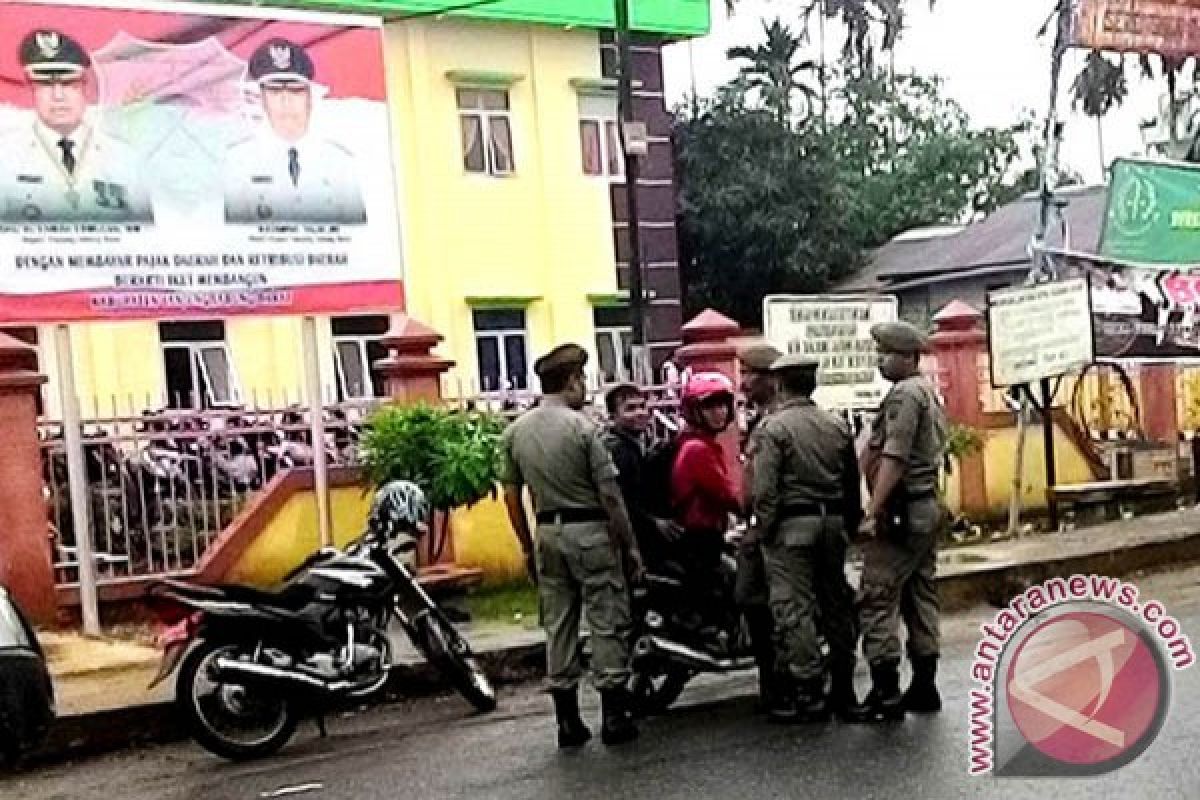 Satpol PP tertibkan PNS berkeliaran saat jam kerja 