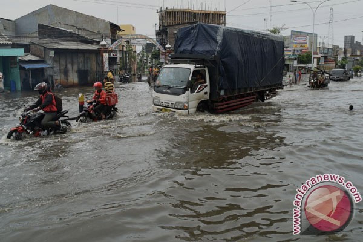 Antisipasi banjir, Pemkab Tangerang keruk Sungai Cimanceuri