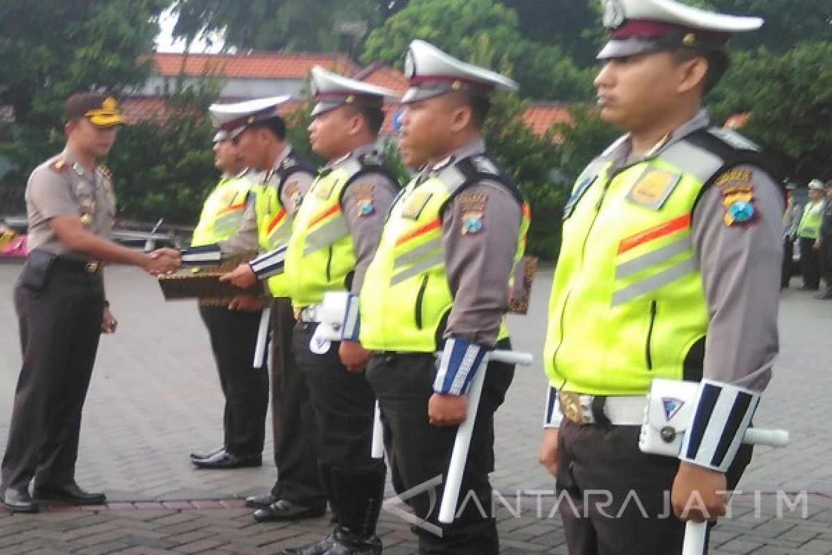 Enam Anggota Satlantas Sidoarjo Terima Penghargaan