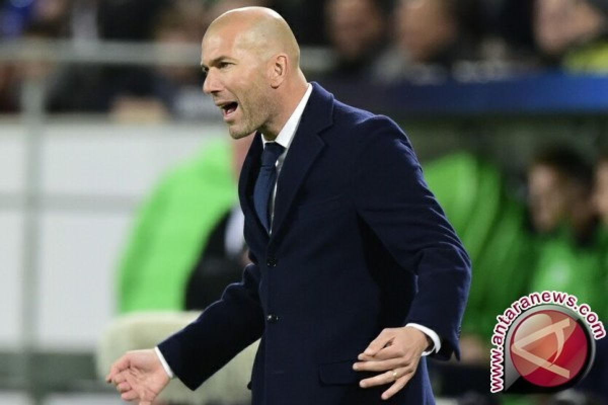 Zinedine Zidane mainkan putranya Luca saat lawan Villarreal