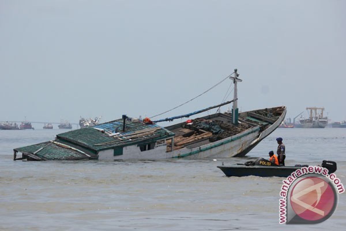 Kapal kandas di karang, semua penumpangnya selamat