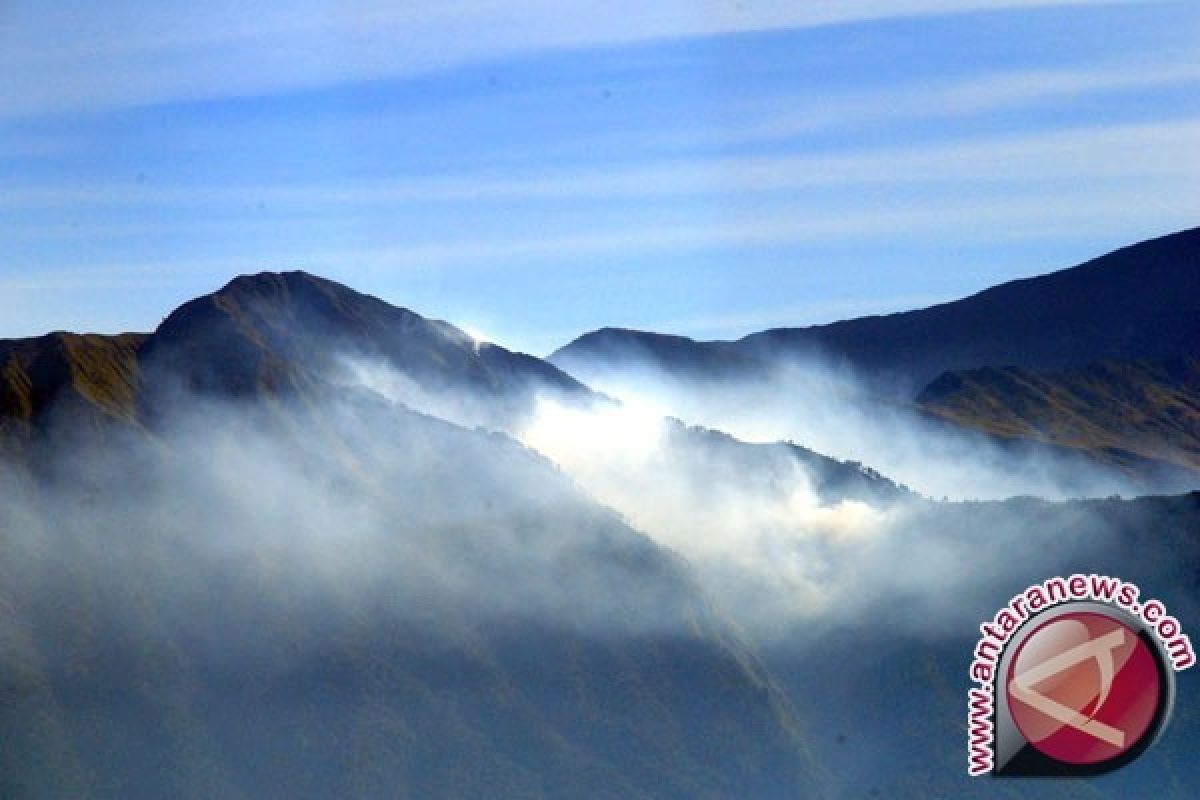 Ratusan Wisawatan Gunung Rinjani Dievakuasi