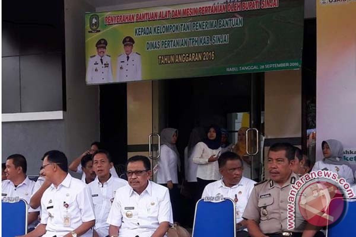 Bupati Sinjai serahkan alsintan pada kelompok tani