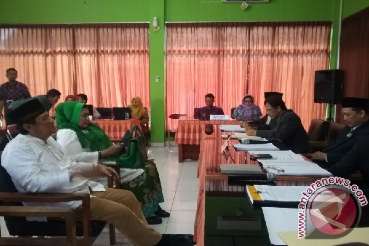 Zuhadmono-Iriani daftar ke KPU Kulon Progo 