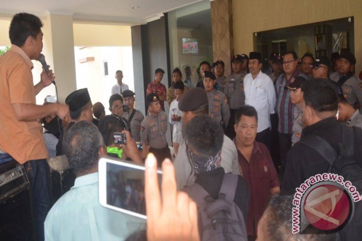 Aliansi Peduli Kabupaten Unjuk Rasa Tolak Alfamart 