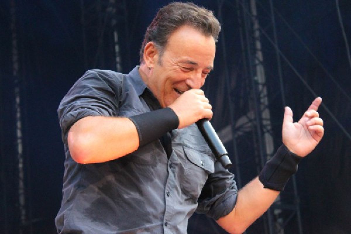 Bruce Springsteen says the "new resistance" against Trump has begun