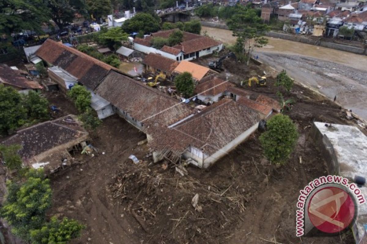 Presiden Joko Widodo Tinjau Penanganan Korban Banjir Garut