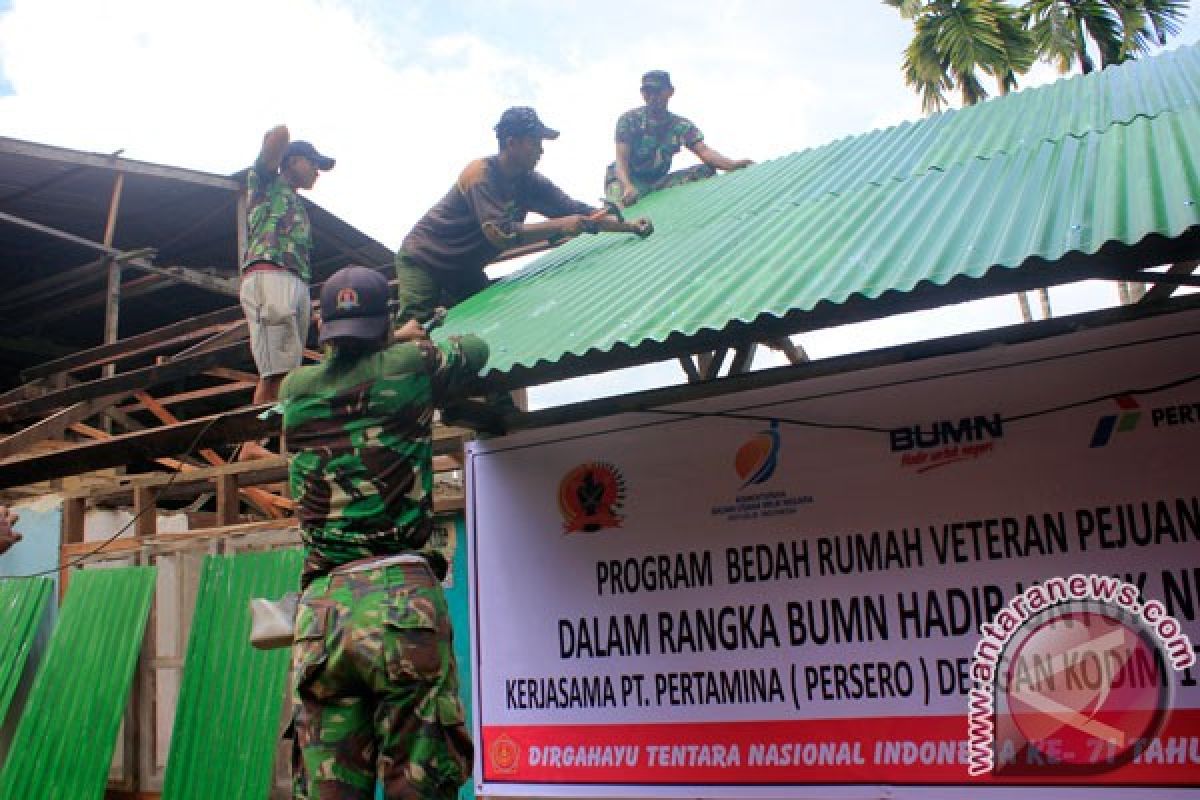 Warga Yapen sambut gembira TNI bangun rumah