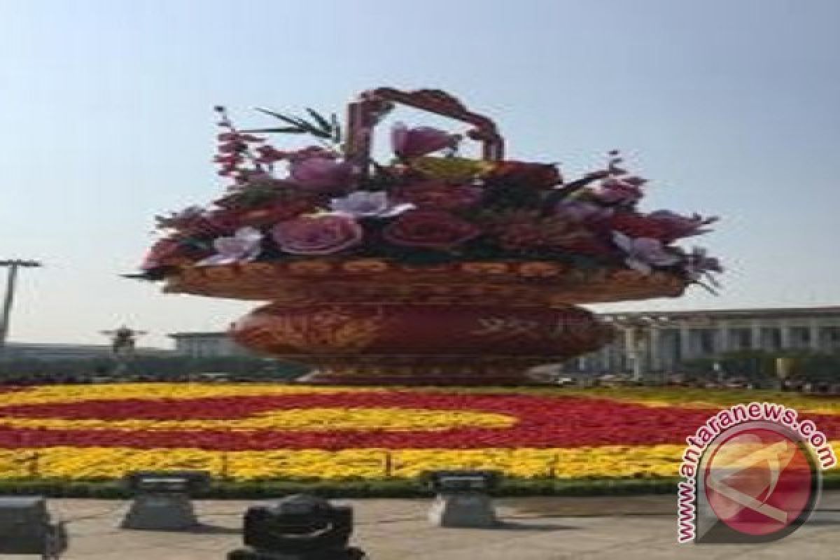 Keranjang bunga raksasa kembali hiasi Tiananmen