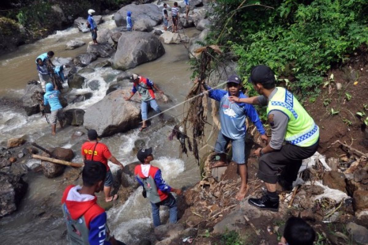 Bersihkan Sungai Gelis Kudus, Ribuan Orang Dilibatkan