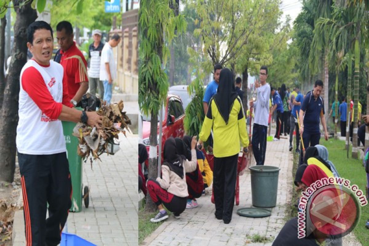 Kemenkumham Kalsel Bersihkan Bundaran Kayu Tangi