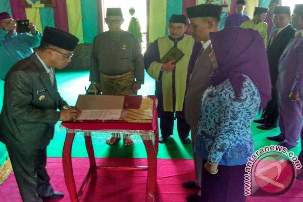 8 Pejabat Lingga Dilantik di Istana Damnah