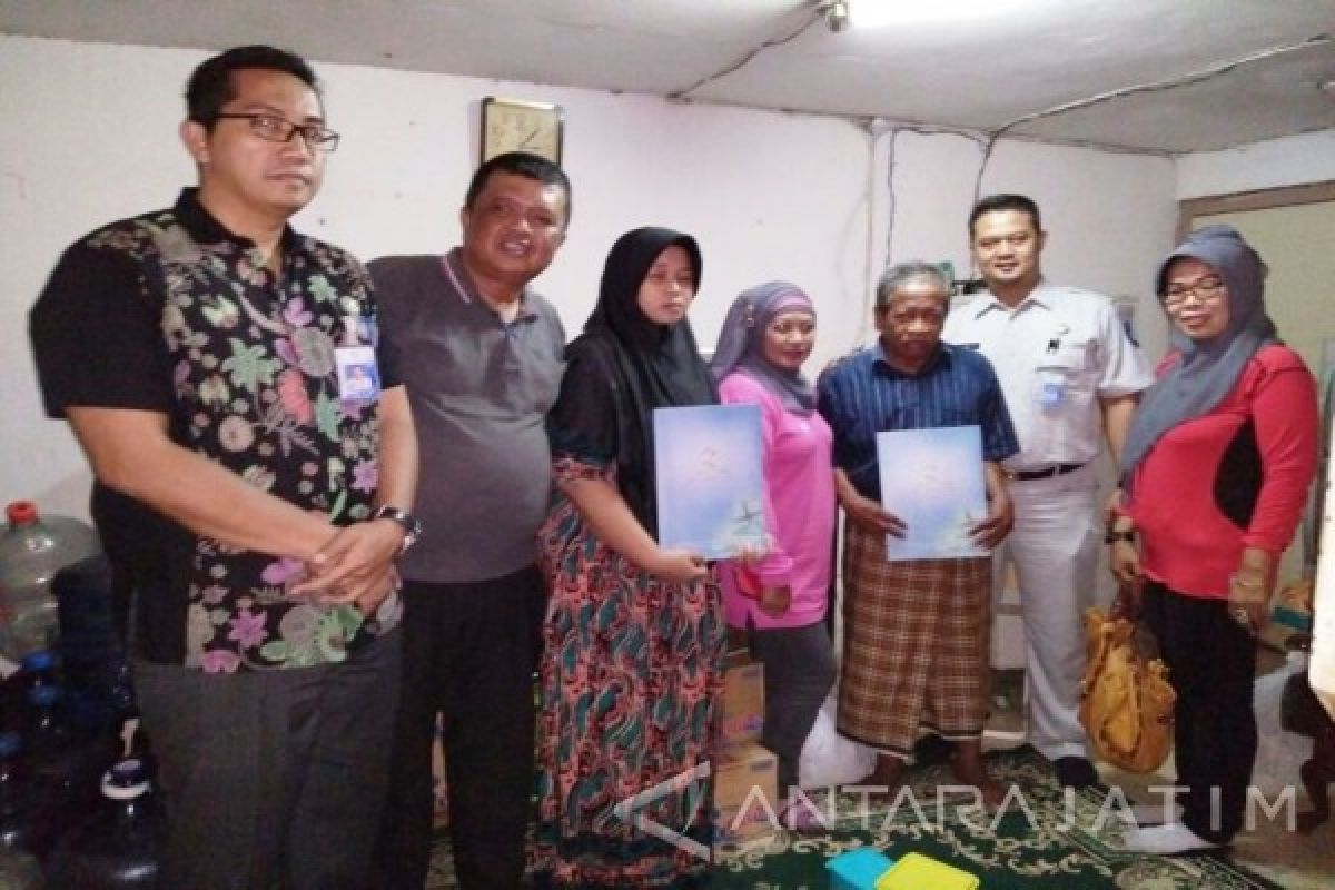 Jasa Raharja Serahkan Santunan Kecelakaan di Lamongan