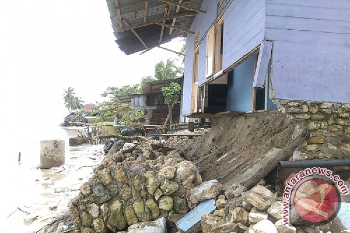 Ombak Besar Rusak Rumah Warga Gunungsitoli