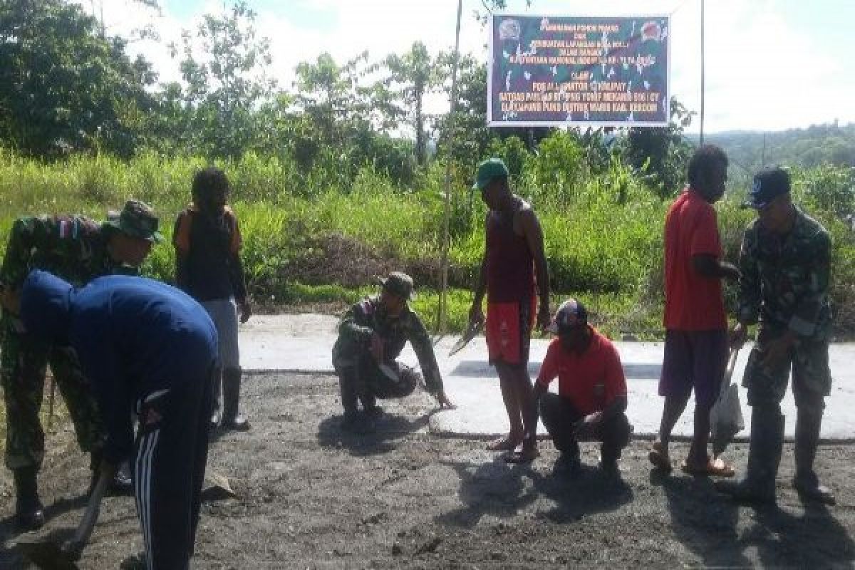 TNI bangun lapangan voli untuk warga Pund Keerom 