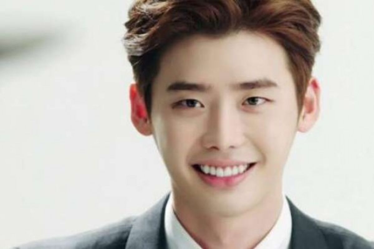 Ribuan Penggemar Jepang Histeris Bertemu Lee Jong-Suk