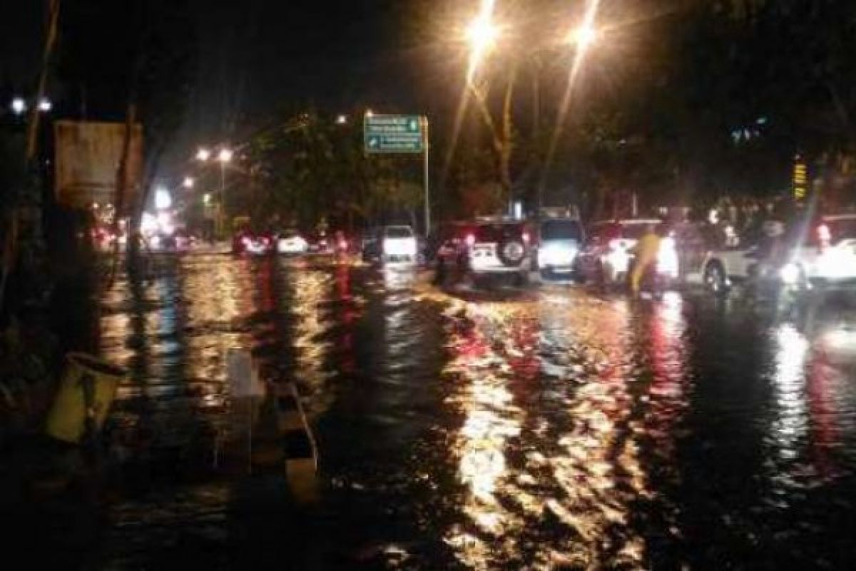 Jalan Sudirman Depan Kantor Walikota Pekanbaru Kebanjiran, Lalu Lintas Macet