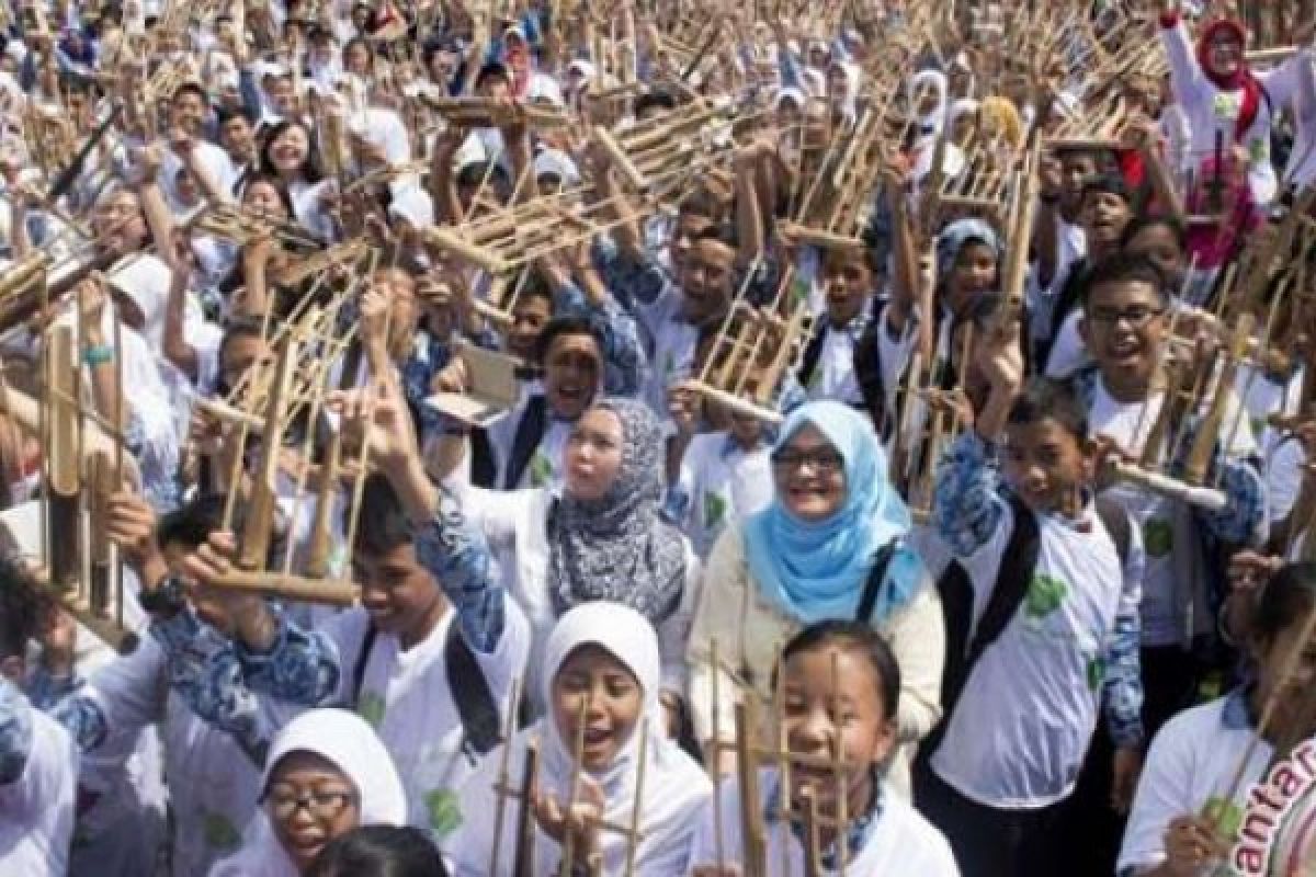 Pengunjung Festival Dell Oreinte Dibuat Terpukau OLeh Suara Angklung 