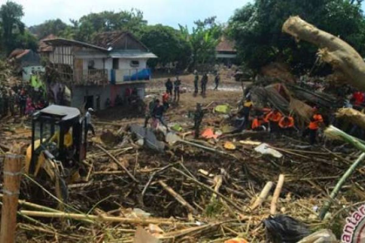 Salurkan bantuan, IPEMI Motivasi Ibu-Ibu Korban Banjir Garut