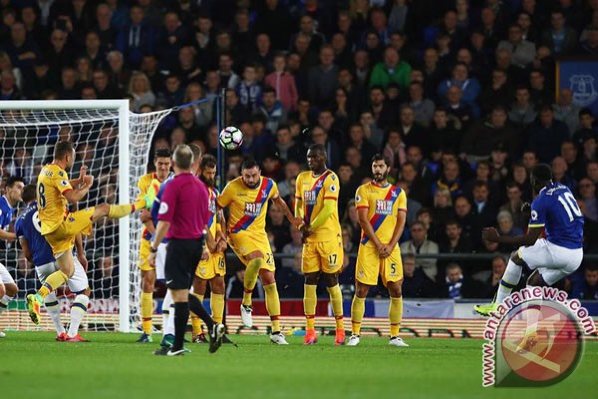 Everton naik peringkat tiga meski berbagi poin atas Palace