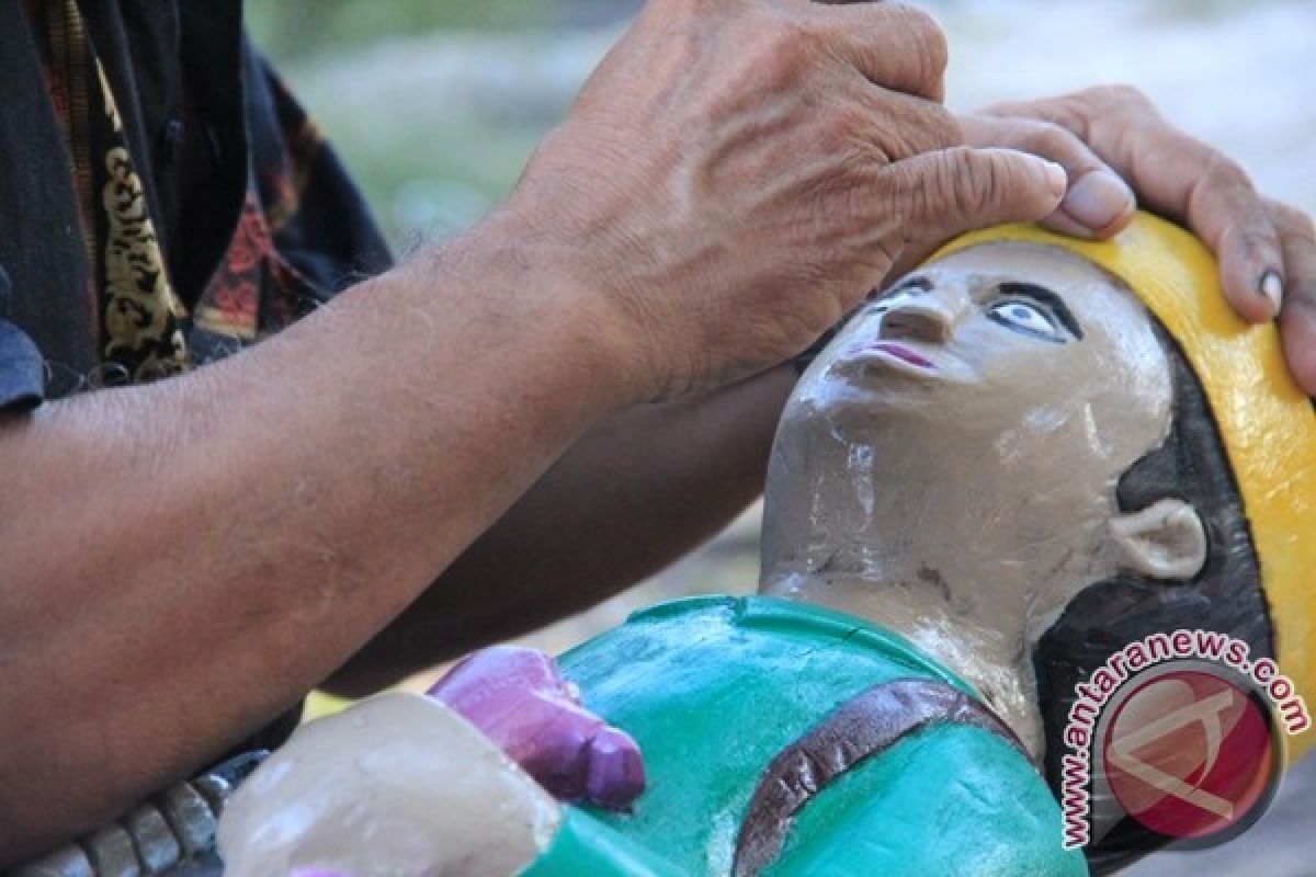 Dorong pemuda gemari seni ukir khas Dayak, kata Pejabat